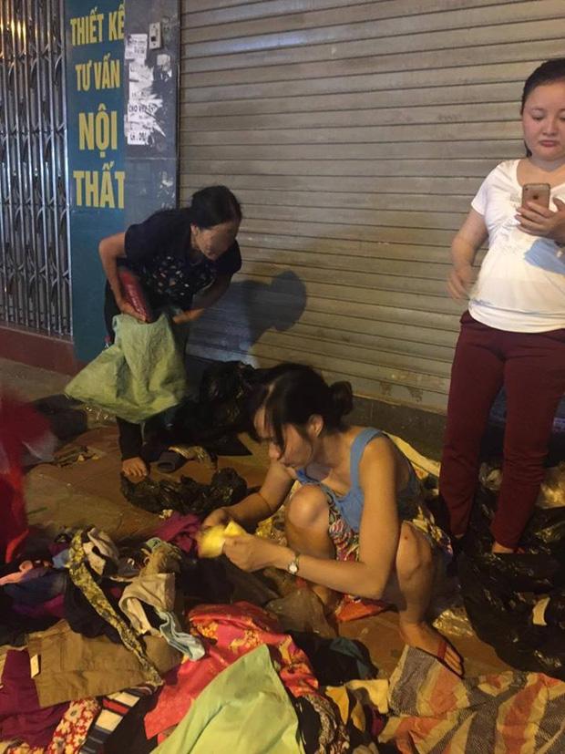 Video bà lão 'chôm' quần áo hàng hiệu về bán trên vỉa hè, bị các shop đến đòi lại đồ-2