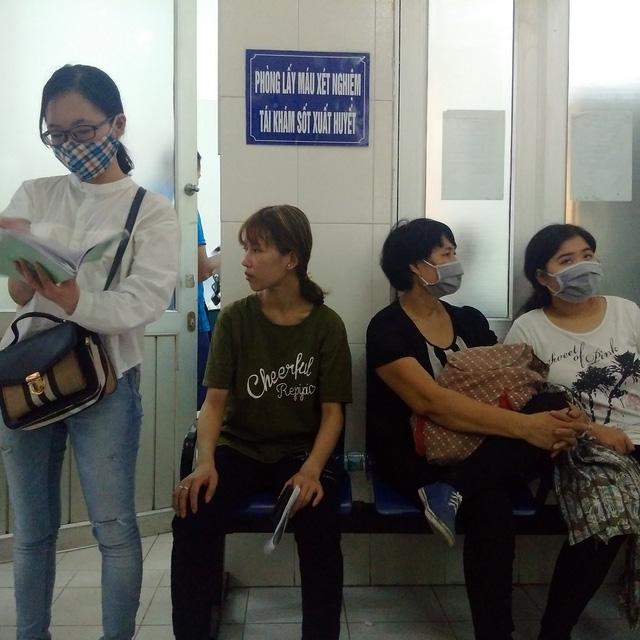 Hà Nội: Bệnh viện nghẹt cứng người khám sốt xuất huyết-2