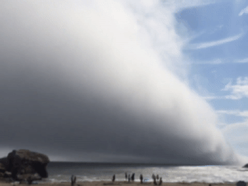 Mây khổng lồ lại xuất hiện như muốn nuốt chửng bãi biển ở Mỹ