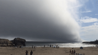 Mây khổng lồ lại xuất hiện như muốn nuốt chửng bãi biển ở Mỹ-3