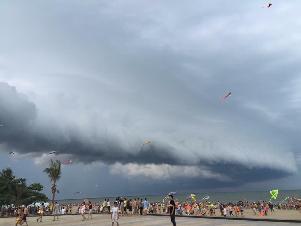 Mây khổng lồ lại xuất hiện như muốn nuốt chửng bãi biển ở Mỹ-4