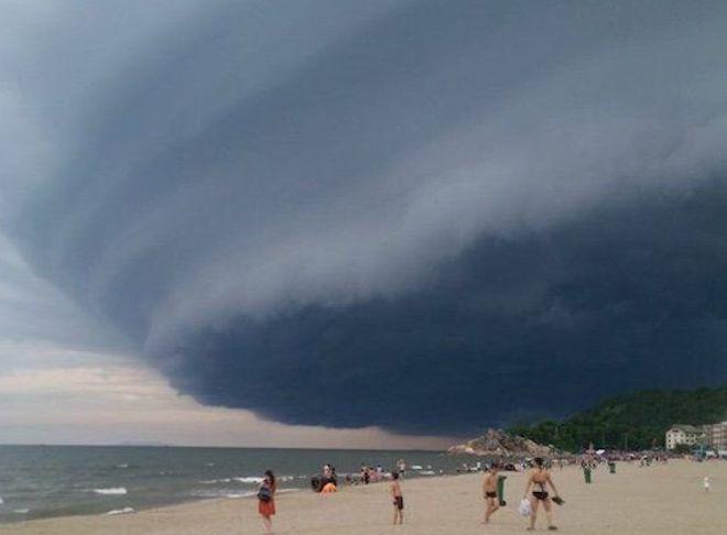 Mây khổng lồ lại xuất hiện như muốn nuốt chửng bãi biển ở Mỹ-1