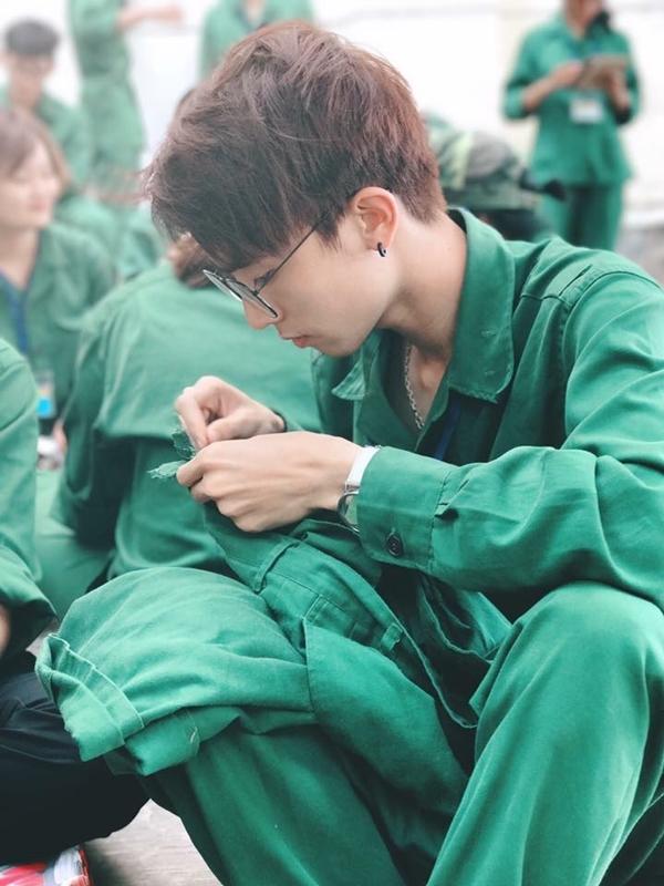Học quân sự vẫn tranh thủ khâu áo giữa sân trường, nam sinh khiến chị em 'yêu ngay từ cái nhìn đầu tiên'-1