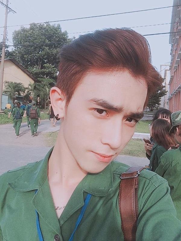 Học quân sự vẫn tranh thủ khâu áo giữa sân trường, nam sinh khiến chị em 'yêu ngay từ cái nhìn đầu tiên'-2