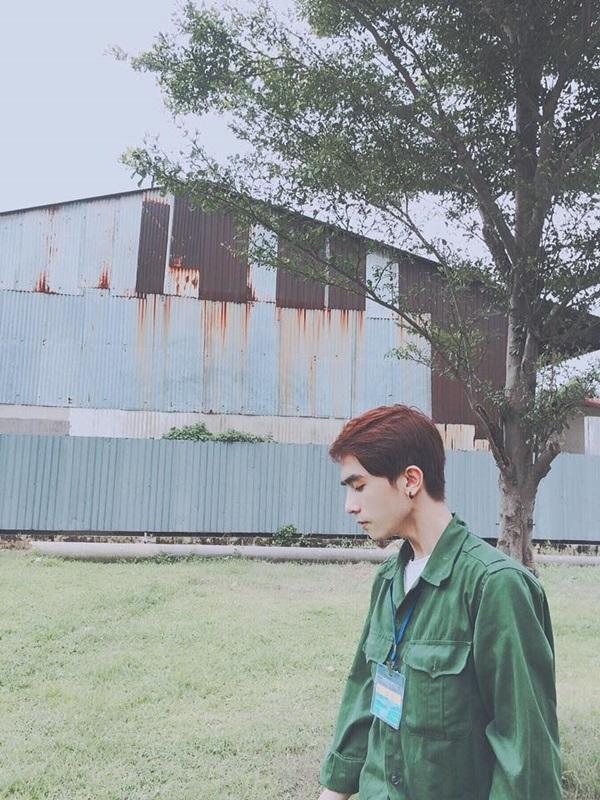 Học quân sự vẫn tranh thủ khâu áo giữa sân trường, nam sinh khiến chị em 'yêu ngay từ cái nhìn đầu tiên'-3