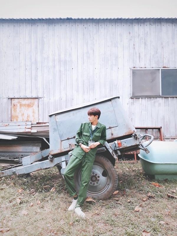 Học quân sự vẫn tranh thủ khâu áo giữa sân trường, nam sinh khiến chị em 'yêu ngay từ cái nhìn đầu tiên'-4