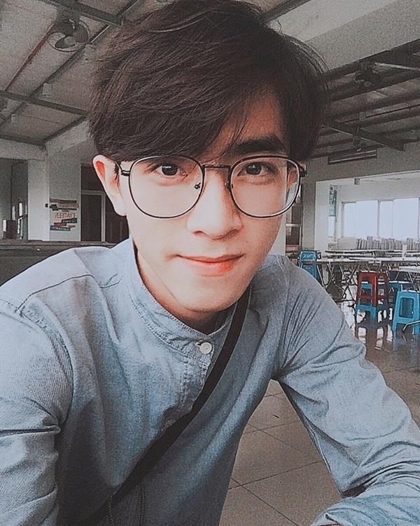 Học quân sự vẫn tranh thủ khâu áo giữa sân trường, nam sinh khiến chị em 'yêu ngay từ cái nhìn đầu tiên'-5