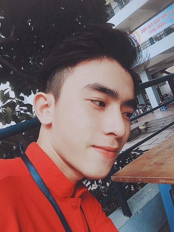 Học quân sự vẫn tranh thủ khâu áo giữa sân trường, nam sinh khiến chị em 'yêu ngay từ cái nhìn đầu tiên'-6