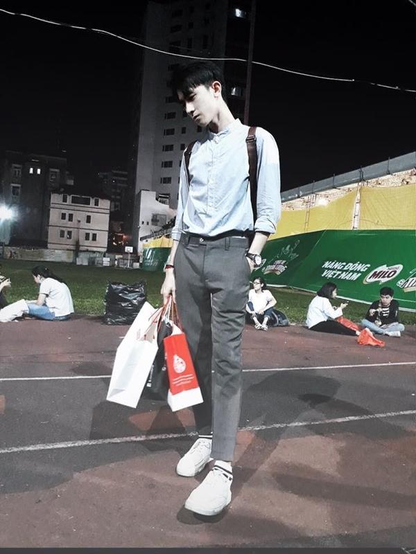 Học quân sự vẫn tranh thủ khâu áo giữa sân trường, nam sinh khiến chị em 'yêu ngay từ cái nhìn đầu tiên'-8