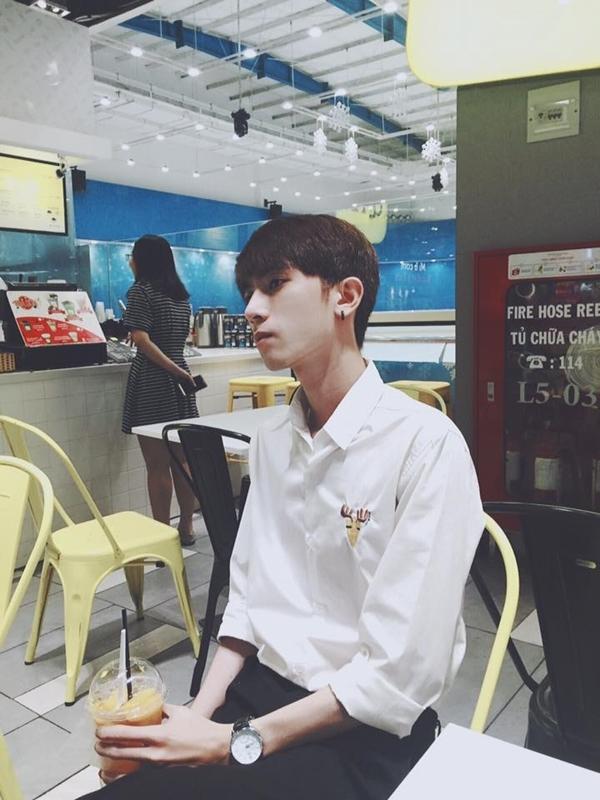 Học quân sự vẫn tranh thủ khâu áo giữa sân trường, nam sinh khiến chị em 'yêu ngay từ cái nhìn đầu tiên'-9