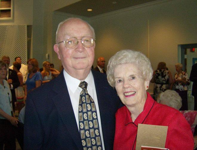 Sau khi vợ mất, cụ ông phát hiện lời nhắn nhủ giấu kín trong tấm chi phiếu và hiểu ra một điều-2