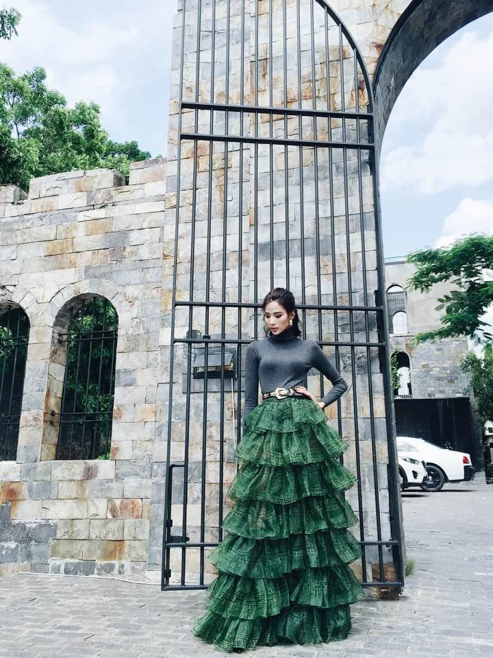 Dù bị ví là cây thông Noel, Hoàng Thùy vẫn được khen tới tấp nhờ mặc đẹp trong The Face tập 10-3