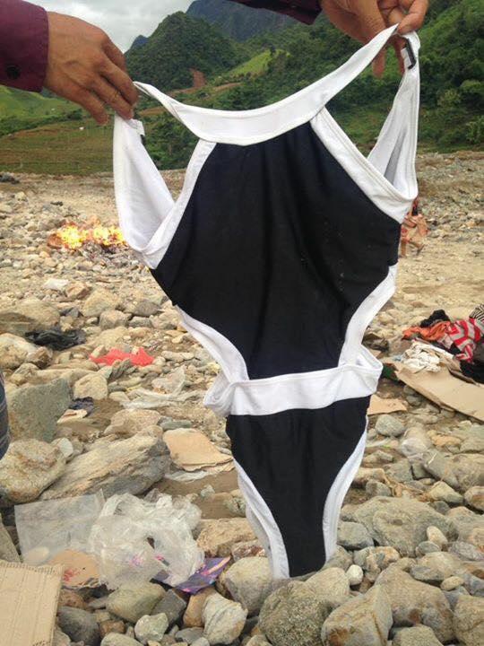 Dở khóc, dở cười dân vùng lũ quét ở Sơn La nhận đồ ủng hộ bikini, váy yếm-1