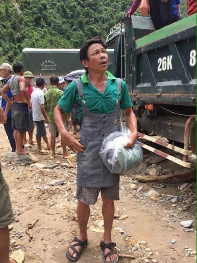 Dở khóc, dở cười dân vùng lũ quét ở Sơn La nhận đồ ủng hộ bikini, váy yếm-2