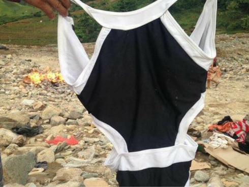 Dở khóc, dở cười dân vùng lũ quét ở Sơn La nhận đồ ủng hộ bikini, váy yếm