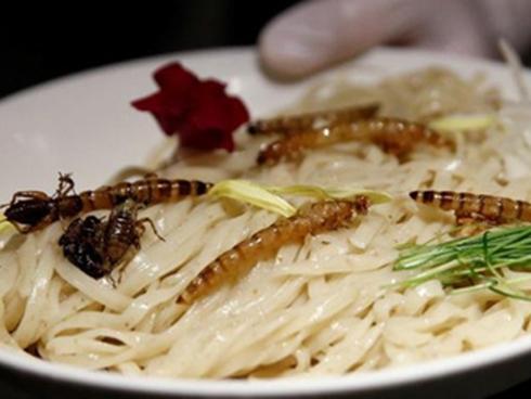 Đừng sợ, cứ mạnh tay đổ rượu vào trứng rồi rán lên, trứng chỉ có gọi là thơm phưng phức-3