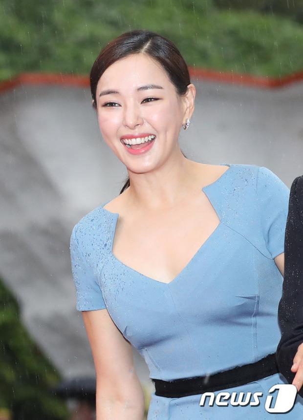 Sự kiện thảm đỏ ngược đời: Mỹ nhân hạng B 'hở' và vượt mặt luôn loạt mỹ nhân hạng A-5