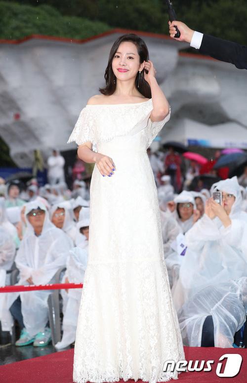 Sự kiện thảm đỏ ngược đời: Mỹ nhân hạng B 'hở' và vượt mặt luôn loạt mỹ nhân hạng A-7