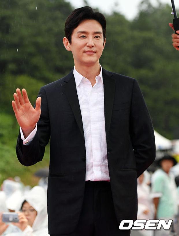 Sự kiện thảm đỏ ngược đời: Mỹ nhân hạng B 'hở' và vượt mặt luôn loạt mỹ nhân hạng A-13