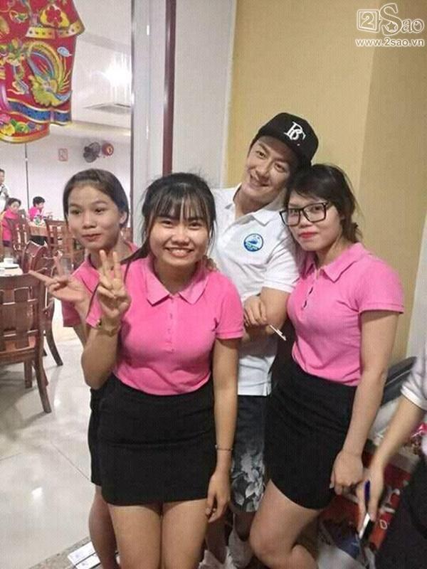 Fan Việt vui sướng được chụp ảnh cùng Trần Hạo Dân tại Đà Nẵng-1