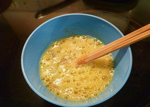 Đừng sợ, cứ mạnh tay đổ rượu vào trứng rồi rán lên, trứng chỉ có gọi là thơm phưng phức-1