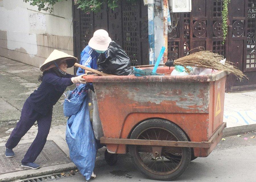 Ước mơ của chàng tân sinh viên khiến người mẹ đẩy xe rác rơi nước mắt-3