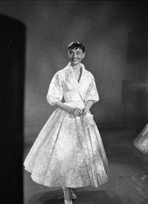 Biểu tượng thời trang Audrey Hepburn nói không với giày cao gót và bài học đáng quý cho phụ nữ-8