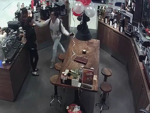 Clip gây sốc: Chủ chuỗi tiệm trà - cafe nổi tiếng Sài Gòn thẳng tay tát nữ nhân viên bán hàng đang mang thai