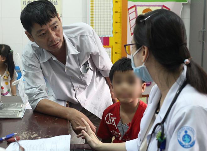 Con mắc chứng rối loạn thần kinh vì dùng nhiều smartphone-1