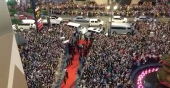 10.000 người chen chúc để ngắm nhìn Song Joong Ki bằng xương bằng thịt-9