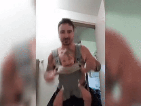 Cha vừa địu con gái vừa trổ tài beatbox-1