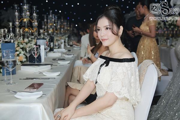 Lý Nhã Kỳ diện lại váy 2 tỷ đồng đến chúc mừng Nguyên Vũ-4