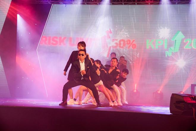 Đừng tưởng U20 mới dẻo dai, dancer U60 khiến dân tình phát cuồng với vũ điệu điêu luyện-1