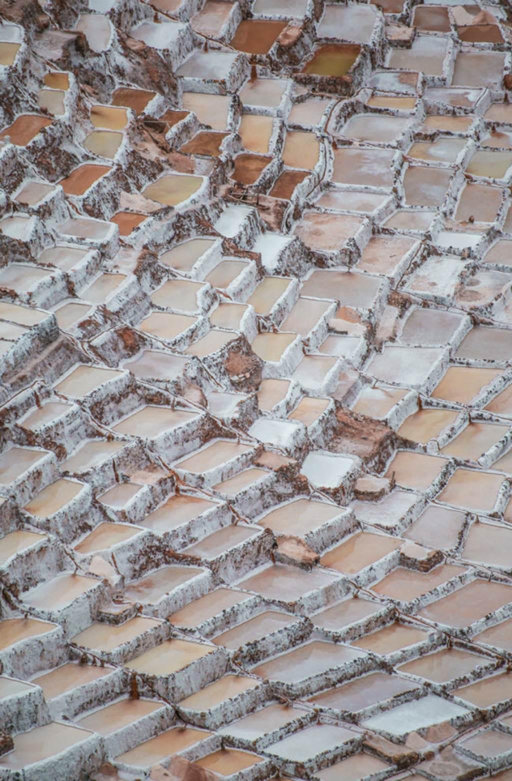 Hồ muối bậc thang đẹp lạ kỳ, ngỡ như hành tinh khác-4