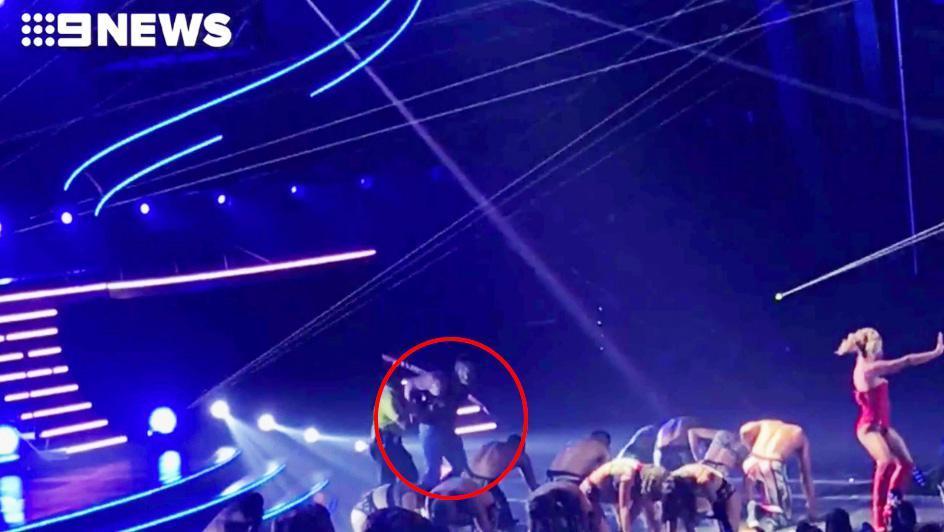 Britney Spears hốt hoảng khi bị một kẻ xông lên quấy rối sân khấu biểu diễn-1