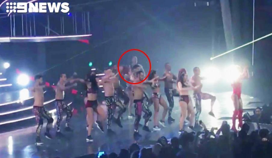 Britney Spears hốt hoảng khi bị một kẻ xông lên quấy rối sân khấu biểu diễn-2