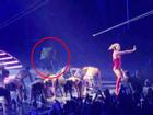 Britney Spears hốt hoảng khi bị một kẻ xông lên quấy rối sân khấu biểu diễn