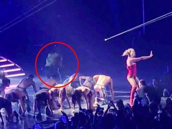 Britney Spears hốt hoảng khi bị một kẻ xông lên quấy rối sân khấu biểu diễn