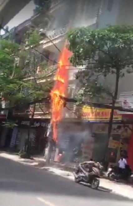 Clip: Cột điện cháy đùng đùng, nổ như pháo trên phố ở Hà Nội-1