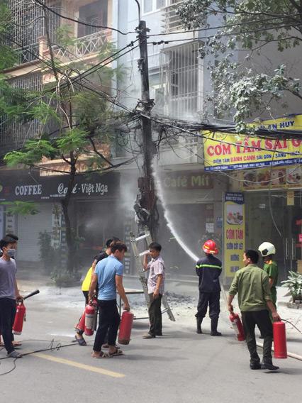 Clip: Cột điện cháy đùng đùng, nổ như pháo trên phố ở Hà Nội-2
