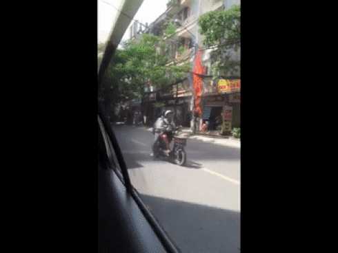 Clip: Cột điện cháy đùng đùng, nổ như pháo trên phố ở Hà Nội