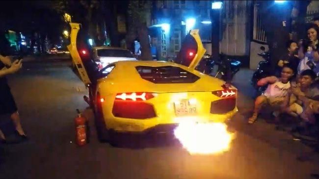 'Bò vàng' Lamborghini 'khạc lửa' gây náo loạn đường phố Sài Gòn-2