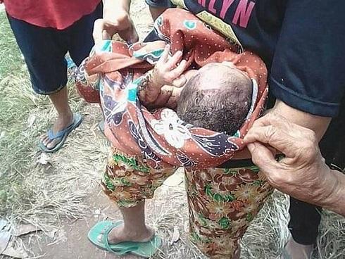 Giải cứu bé sơ sinh bị chôn sống khiến nhiều người rơi nước mắt