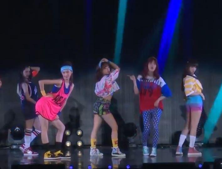 Netizen thấy tội nghiệp girlgroup tân binh vì động tác vũ đạo kì quặc-1