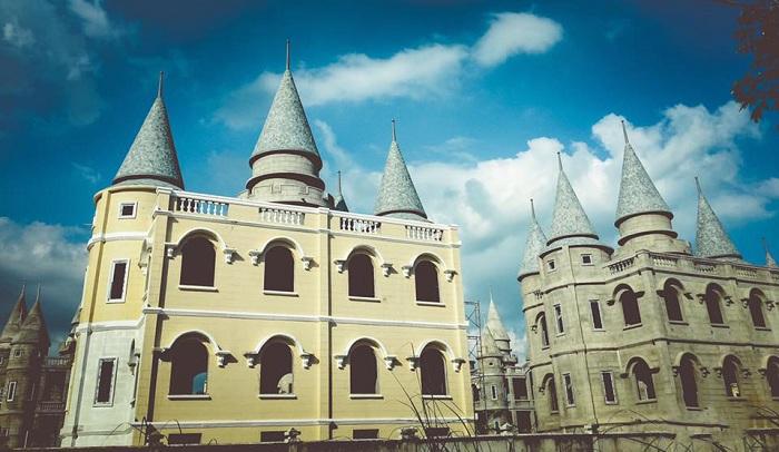 Giới trẻ Việt sốt 'rần rần' trước trường phù thủy Hogwarts - Đại học Võ Trường Toản-8