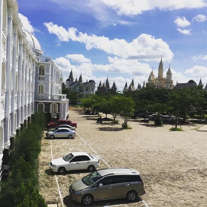 Giới trẻ Việt sốt 'rần rần' trước trường phù thủy Hogwarts - Đại học Võ Trường Toản-12