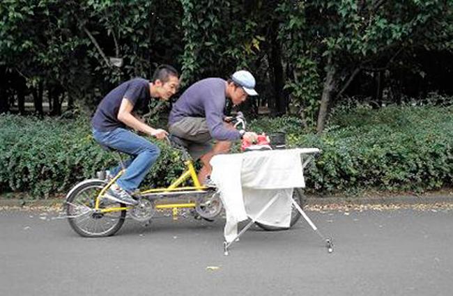 Có những người 'vui chơi nhưng không quên nhiệm vụ'-6