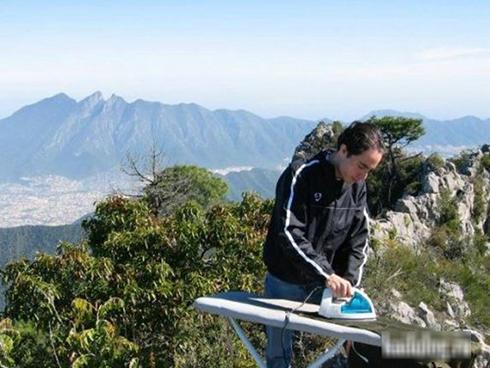 Có những người 'vui chơi nhưng không quên nhiệm vụ'