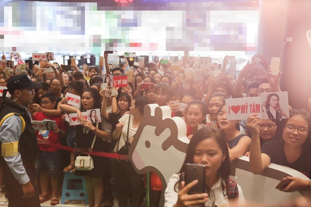 Mỹ Tâm bất ngờ khi được fan nhí chạy lên sân khấu níu cổ hôn-2