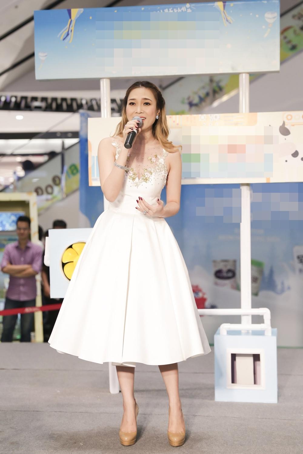 Mỹ Tâm bất ngờ khi được fan nhí chạy lên sân khấu níu cổ hôn-8